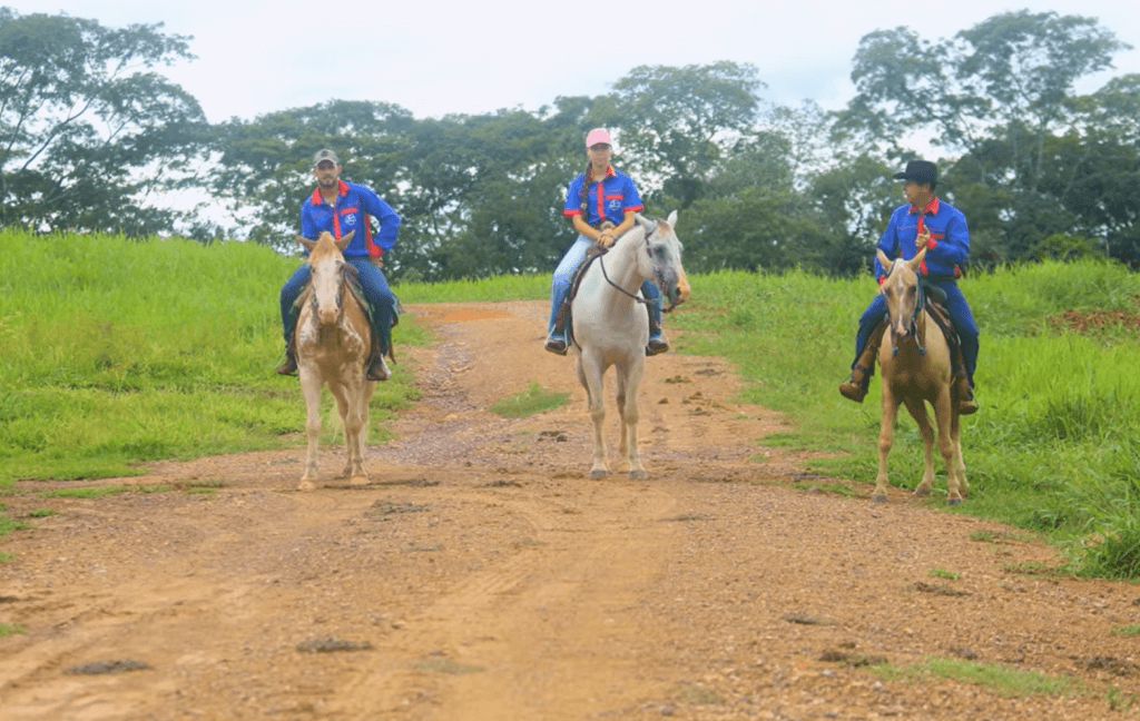 Edson Vienra e a família na Aguada do Sucuri.