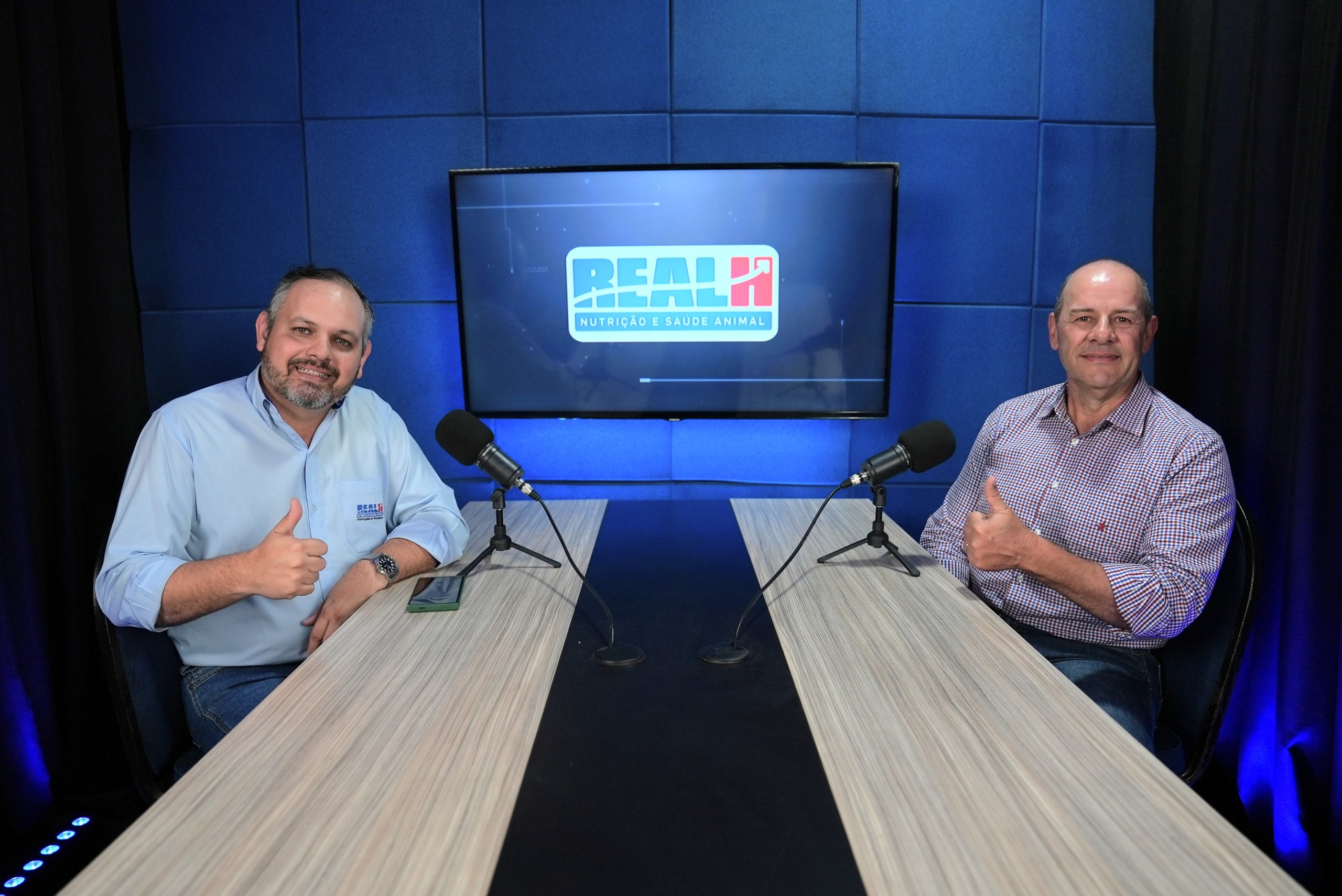 Imagem de Edison Laroca durante gravação do Podcast Pecuária Forte, na unidade industrial do Grupo Real, em Campo Grande (MS), falando sobre genética Brangus, homeopatia e gestão na pecuária.